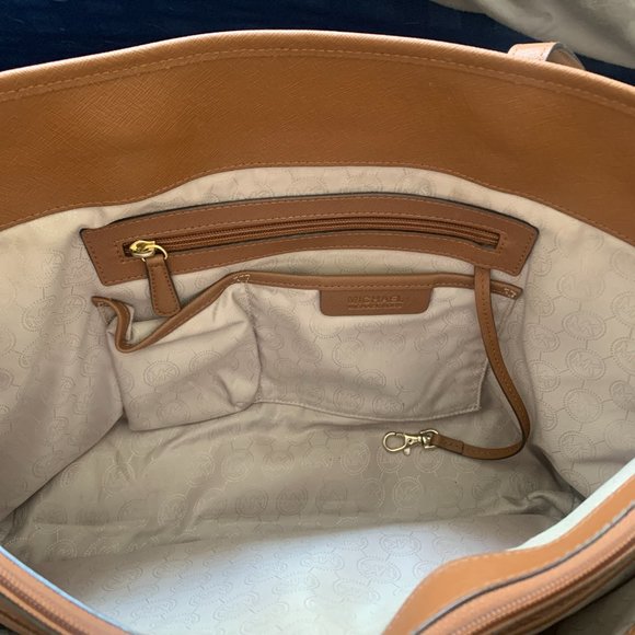 Michael Kors Large Jet Set Tote - Picture 5 of 7